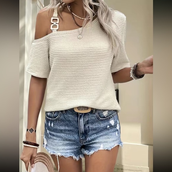 NEW, Casual, Asymmetrical Shortsleeve Blouse - Picture 3 of 3